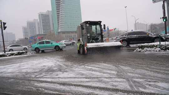 公路扫雪 扫雪车扫雪 扫雪车 雪天扫雪