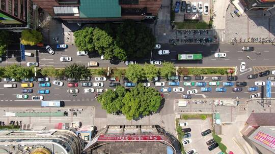 航拍城市大道拥堵交通车辆行驶