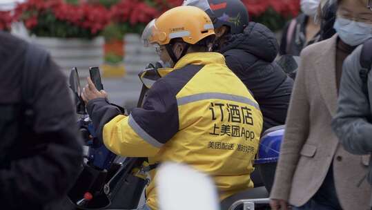 在城市里穿梭的外卖员骑手视频素材模板下载