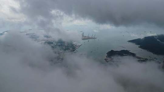 云雾笼罩下的海港城市鸟瞰全景