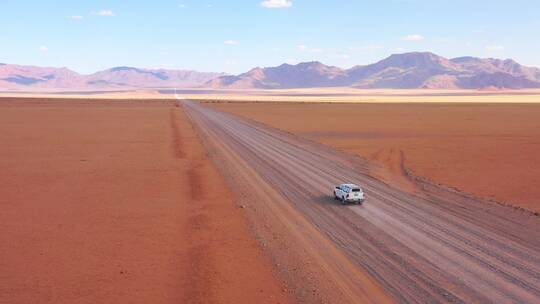 行驶在纳米比亚沙漠公路上的汽车