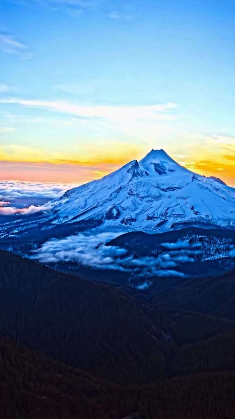 雪山云海日出景观