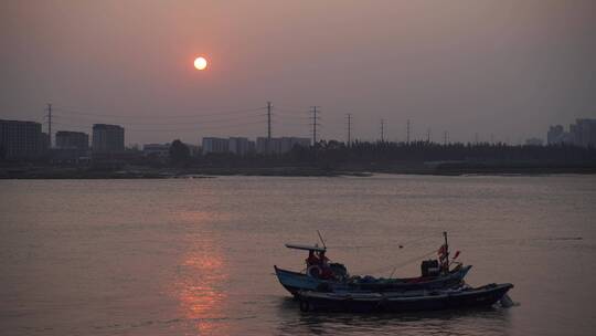 江边日落渔船河边日落日出河流黄昏夕阳水面