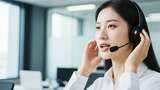办公室女性佩戴耳机沟通高清在线视频素材下载