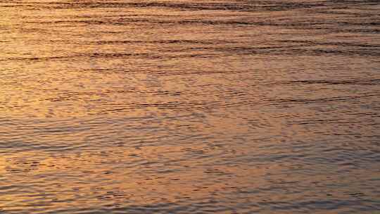 傍晚日落夕阳下波光粼粼的水面