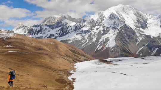 攀登横断山脉勒多曼因雪山的登山者徒步进山