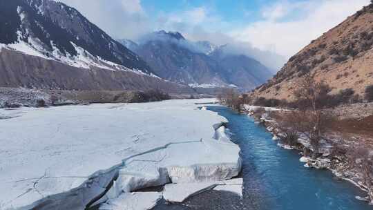 新疆昭苏玉湖冰面雪山峡谷航拍风景