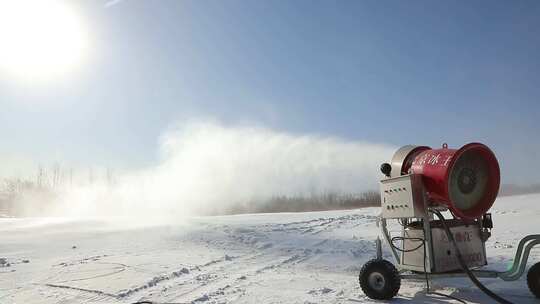 滑雪场造雪机造雪