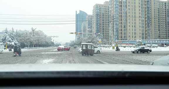 大雪行车 雪天行驶 大雪道路