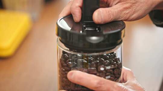 咖啡豆在罐子里摇晃关闭盖子