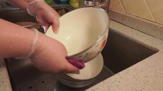 做家务刷碗洗碗