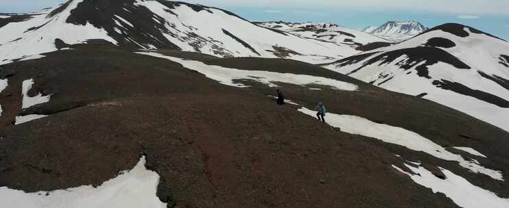 人们走在雪山的空中