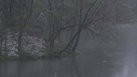 雨雪天里的浴鹄湾