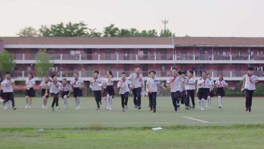 学校小学校园生活学生足球场奔跑