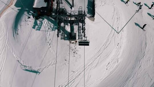滑雪升降机机构工作的鸟瞰