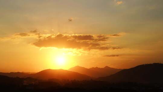 山峰日出延时太阳升起远山群山温暖阳光风景