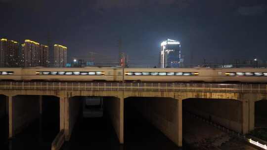 夜晚铁路桥轨道交通高楼高铁经过