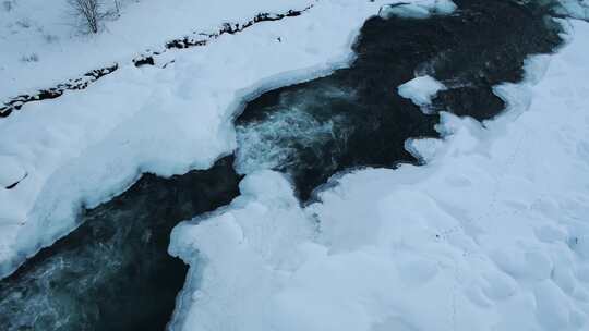 低角度俯拍新疆冬季喀纳斯河冰雪覆盖景观