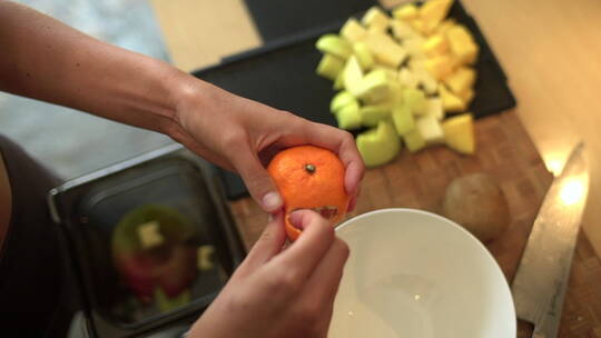 女性手剥柑橘