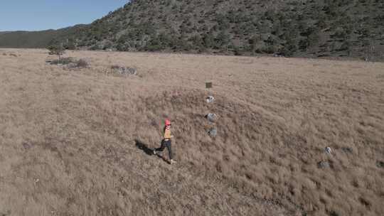 4K航拍云南丽江玉龙雪山大峡谷徒步