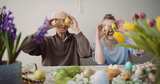 老人和女人用装饰好的鸡蛋遮住眼睛，直视镜高清在线视频素材下载