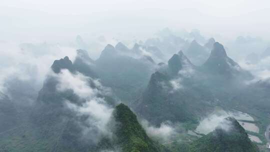 航拍广西桂林烟雨漓江水墨画