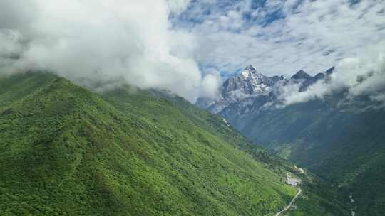 航拍云雾缭绕的四川阿坝四姑娘山幺妹峰