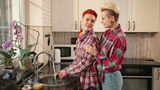 一对夫妇在温暖的厨房里快乐地一起做家务，高清在线视频素材下载