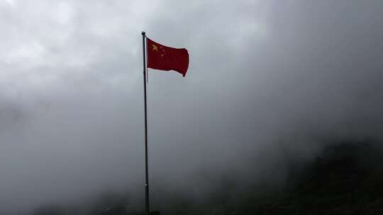 川西夹金山五星红旗