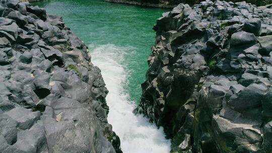 岩石间碧绿清澈的河水