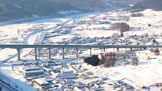 中国黑龙江高铁列车冬季行驶在雪乡村落