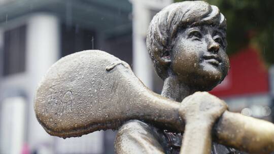 上海南京路下雨天雕像在雨中孤单铜像