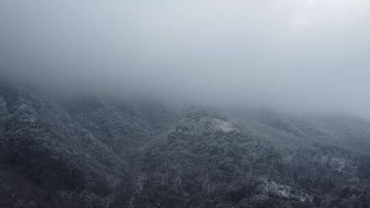 雪山上的雪景