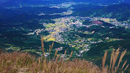 武功山俯瞰山下村庄