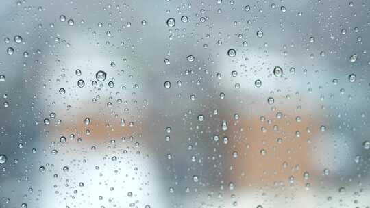 雨天的玻璃窗带有雨滴落下的