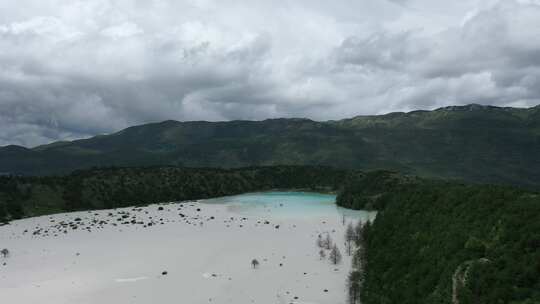 湖泊雪山高山森林树林蓝天白云航拍天空