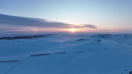 大兴安岭丘陵地带雪原夕阳