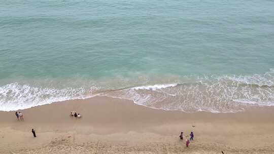 海南三亚海浪沙滩游客
