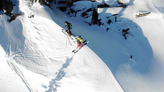 滑雪者在特殊的旅游空中沿着雪山滑行
