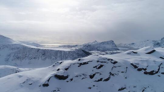 雪山湖泊航拍