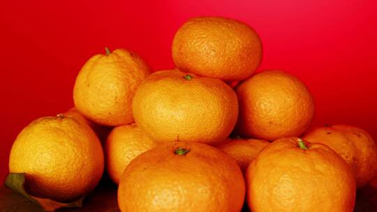 有机市场上的美丽橘子