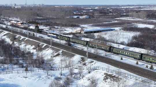 雪原铁路上行驶的客运列车