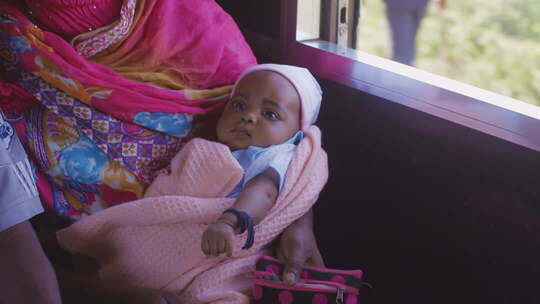 非洲火车上母亲怀里的婴儿