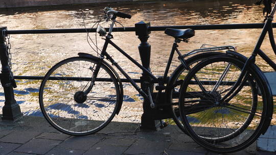 阿姆斯特丹运河栏杆自行车