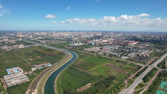 南水北调运河边上的城市全景