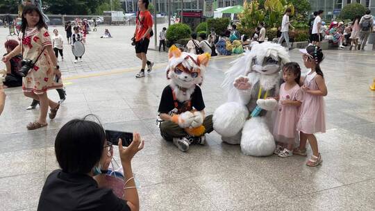 二次元cosplay漫展现场家长给小孩拍照