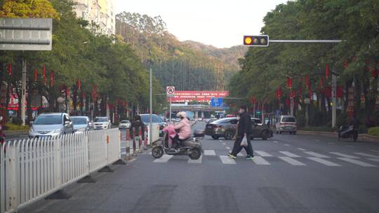 等红灯车内视角看行人过马路人行道视频素材模板下载