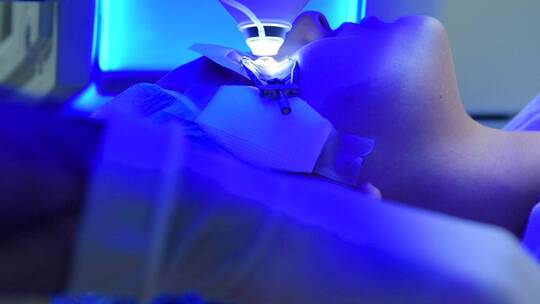 一名患者接受激光眼科手术视频素材模板下载