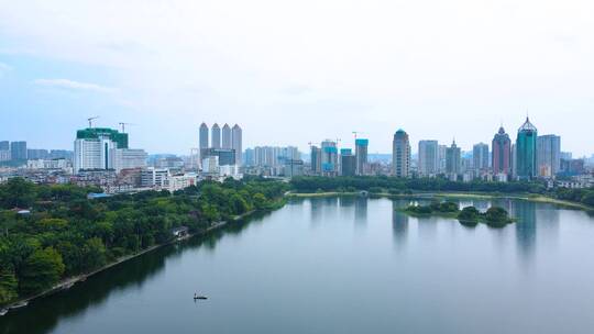 航拍广西南宁天际线南湖公园天空之镜景观