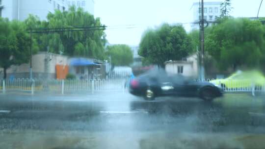 下雨的路口 下雨 雨天的路口 雨天的交通